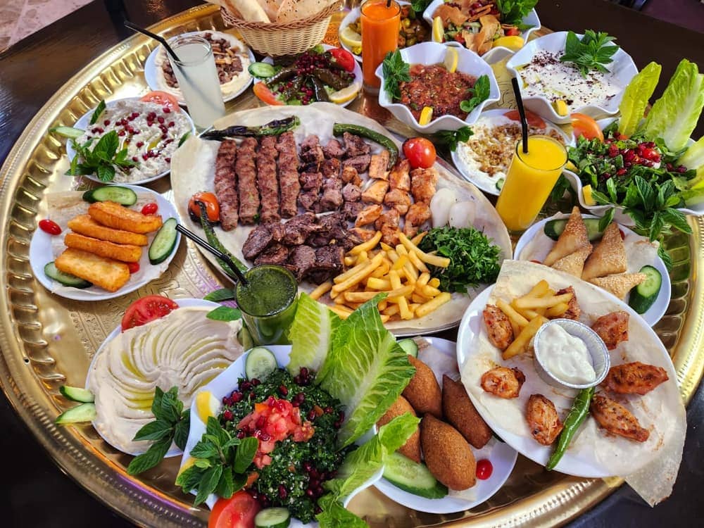 صينية مشاوي ومقبّلات عائلية
