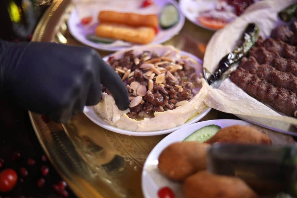حمص باللحمة المقلية واللوز