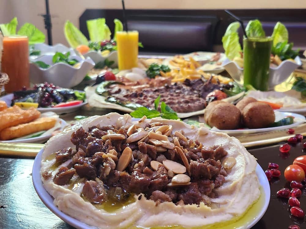 حمص باللحمة واللوز