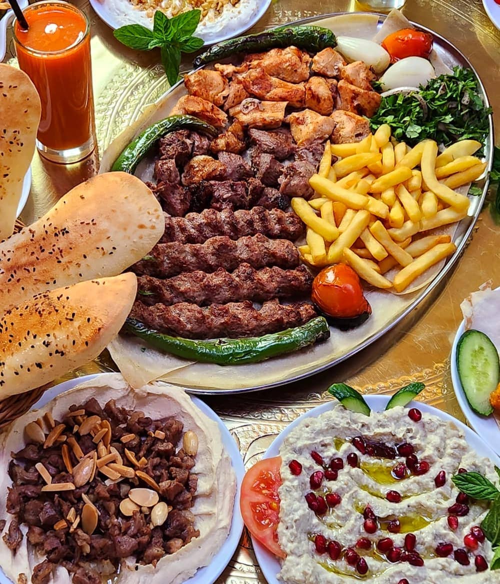 كباب مشوي مع البطاطا والمقبلات