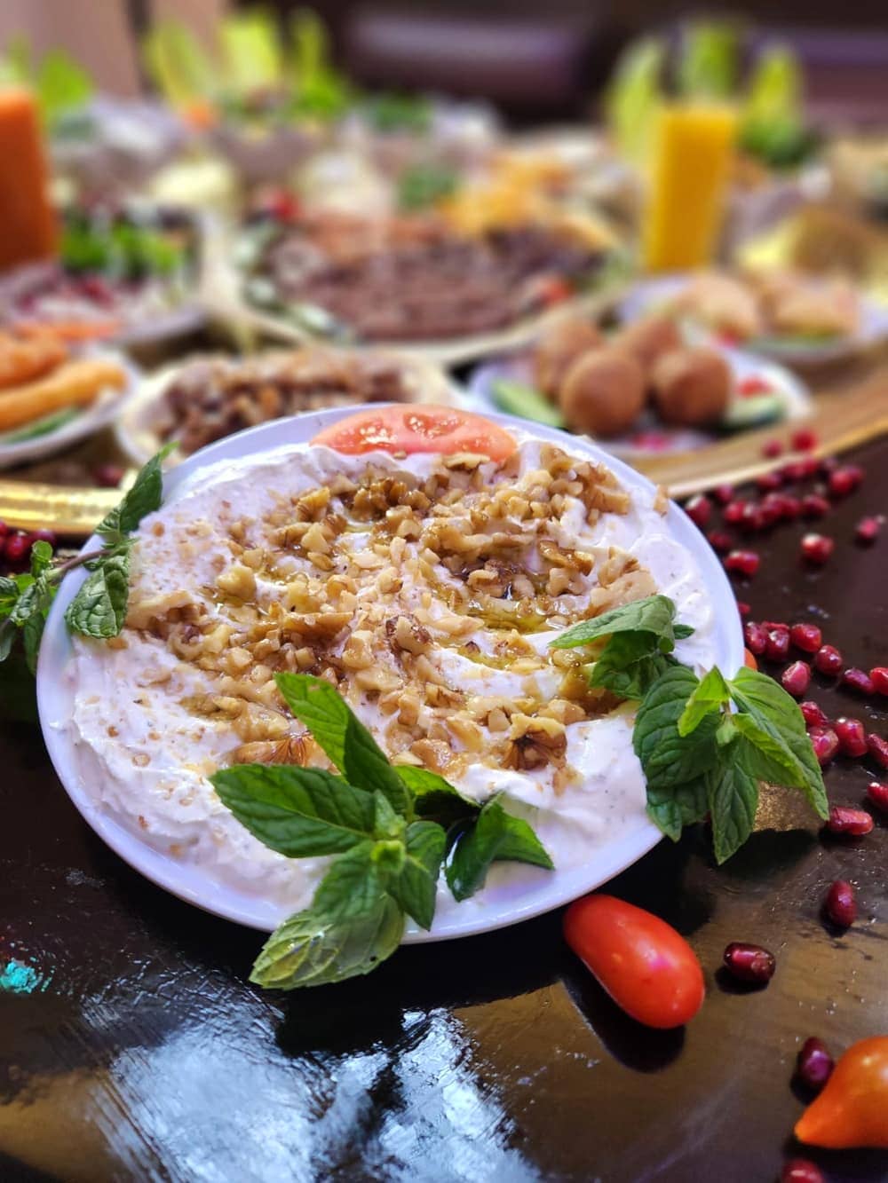 لبنة بالجوز وزيت الزيتون والنعناع