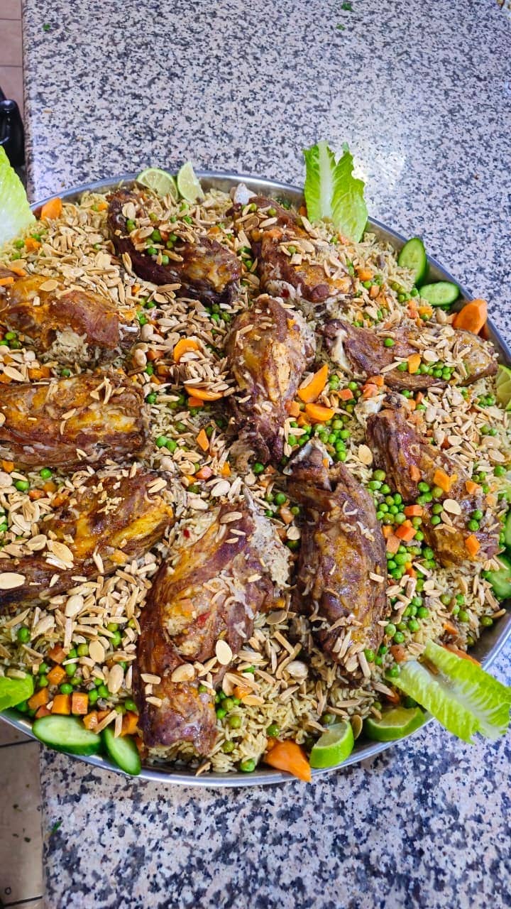 صينية أرز بقطع اللحم واللوز