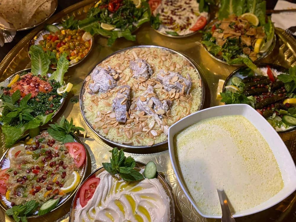 منسف باللحم والجميد مع المقبلات