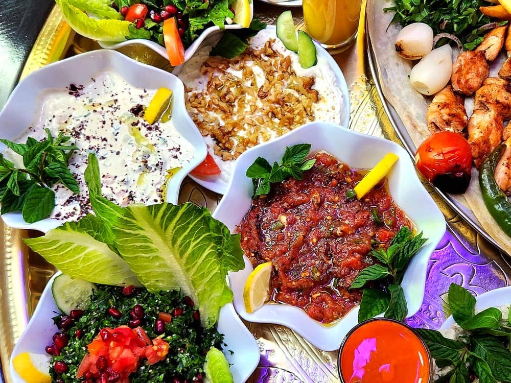 جواط مقبّلات مشكّلة حول المشاوي