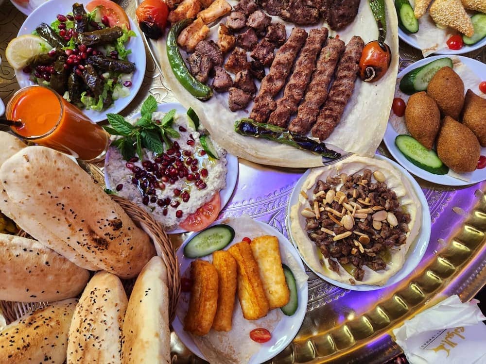 مائدة مشاوي ومقبلات شرقية