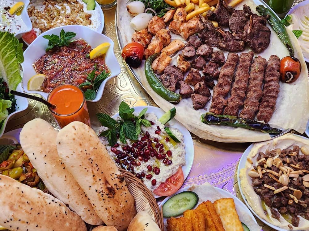 سفرة مشاوي مشكّلة مع المقبّلات الشرقية