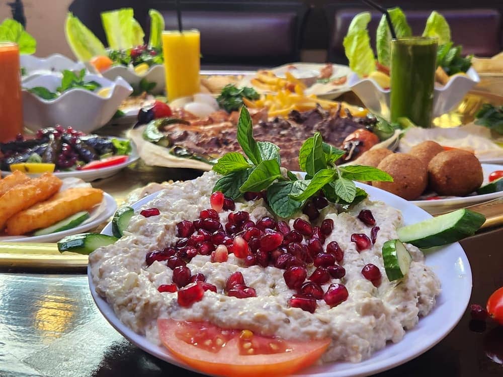 متبل باذنجان مزيّن بحب الرمان