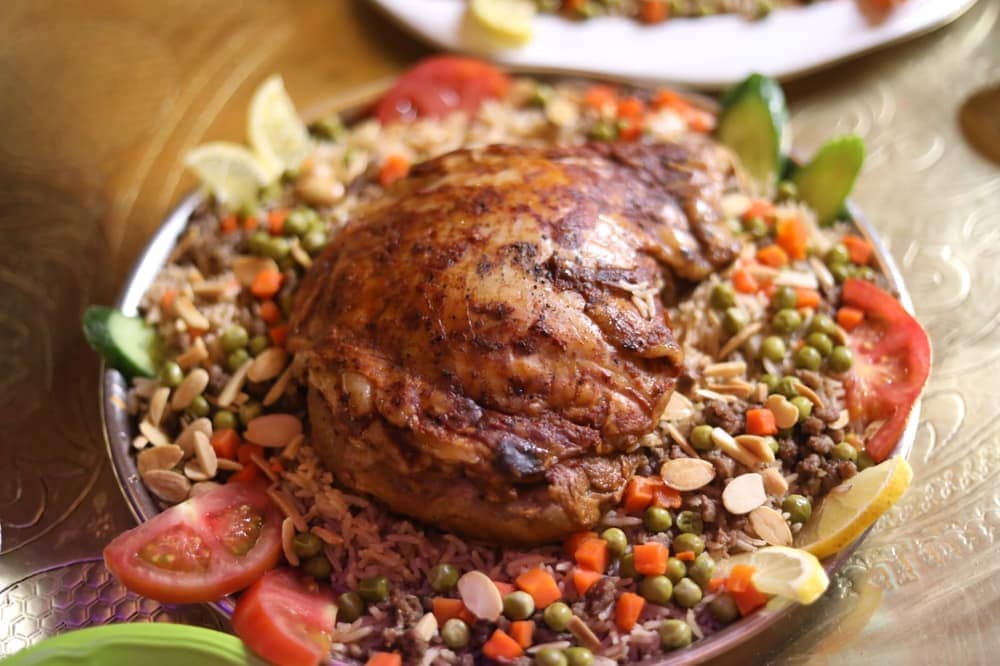 دجاج محمّر على الأرز عن قرب