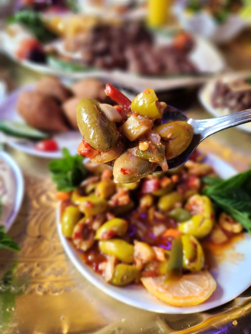 سلطة زيتون أخضر متبّلة حارّة