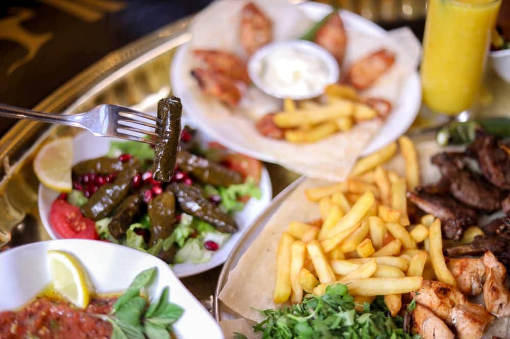 ورق عنب مزيّن بحب الرمان